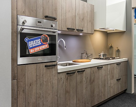 HV895 Kasteel Eiken 12 - Moderne keuken in houtmotief met composiet werkblad