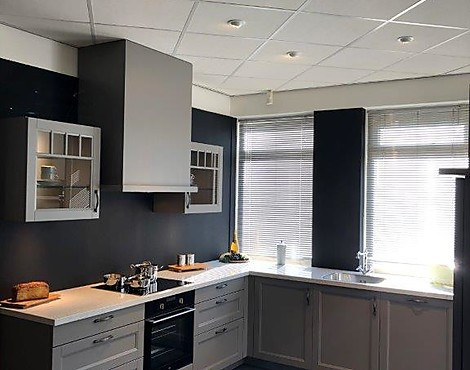 Landelijke hoekkeuken met composiet blad. - hout-gelakt kaderfront in de kleur Inox Grijs.