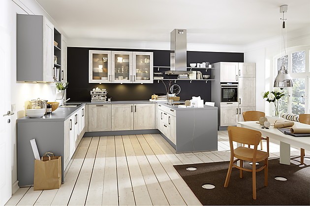 Gezellige keuken met kader fronten en mineraal grijs aanrechtblad. De Verlichting Cottage Keuken : Gezellige keuken met kader fronten en mineraal grijs aanrechtblad. De