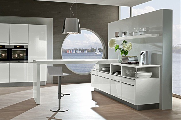 Moderne keuken met rechtlijnige fronten sneeuwwit met hoogglanseffekt Moderne Keuken Met Bar : Moderne keuken met rechtlijnige fronten sneeuwwit met hoogglanseffekt