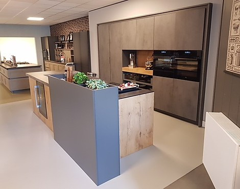Moderne antraciet/bruine eilandopstelling + bar - Silvia Beton-kasteel eiken