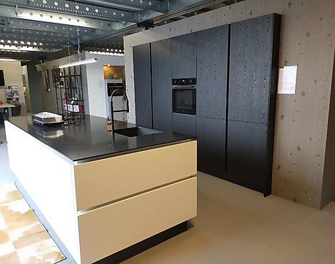 Line-N hoogglans eiland opstelling met kastenwand in zwart houtstructuur - Flash hoogglans wit Structura Nero