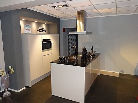 Nobilia showroomkeuken gelakte showroom keuken met eiland ...