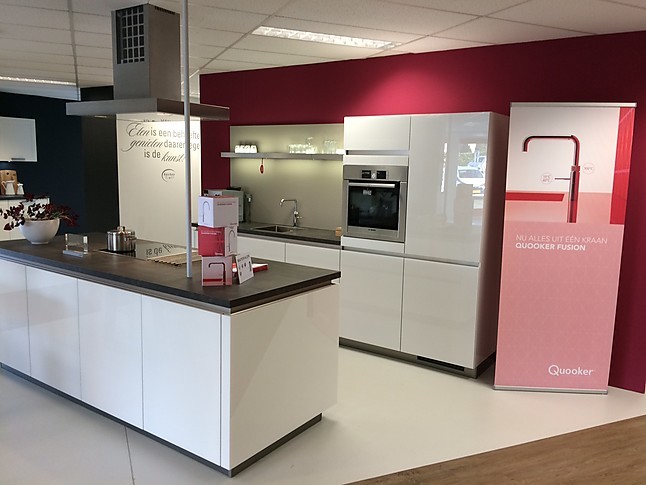 Beckermann showroomkeuken moderne witte hooglans keuken met ...