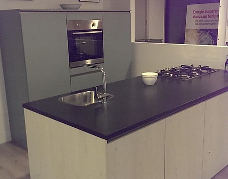 Showroomkeukenbeurs: showroomkeuken met kookeiland