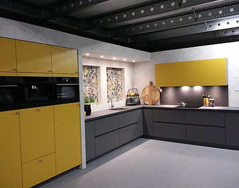 Modern landelijke keuken, zeer compleet incl. koffiemachine - Saint Tropez 429 Indian Summer en CP-Porto 495 kwartsgrijs gelakt