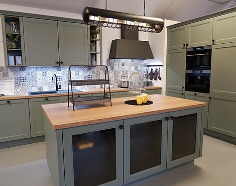 Romantische eiland keuken in rietgroen - Cascade 684
