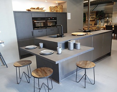 edelstaal eiland met Stone Art kastenwand afm. 250cm - Stone Art met greep en Inox Line-N greeploss eiland met zitje.