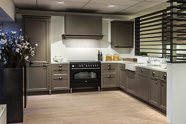 Hoekkeuken: showroomkeuken in Kesteren van Avanti Keukens b.v Keuken Kleur Taupe : Hoekkeuken: showroomkeuken in Kesteren van Avanti Keukens b.v