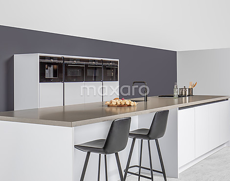 Witte, greeploze eilandkeuken met composiet werkblad - Studio