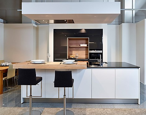 Mooie eilandkeuken met houten bar - Contur FIO hoogglans kristalwit en lavazwart (Koje 138 KL)