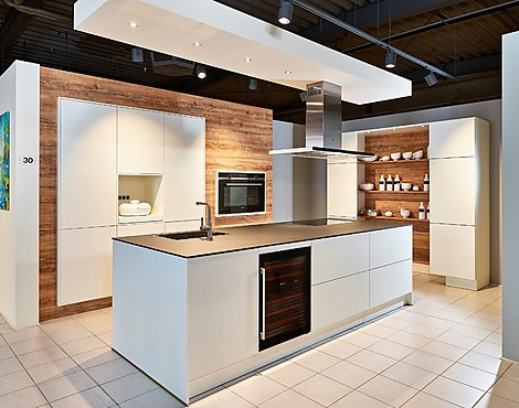 Greeploze eilandkeuken met Dekton werkblad en extra brede oven - Contur Siena in witte fluweelmatte lak (Koje 30 KL)