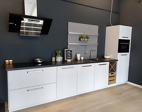 55% Korting showroomkeuken Agaatwit incl.apparatuur - Agaat witte rechte keukenopstelling