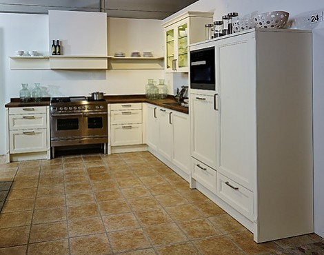 Gezellige landhuiskeuken met fornuis en massief houten werkblad - Contur FIA magnolia (Koje 129 KL)