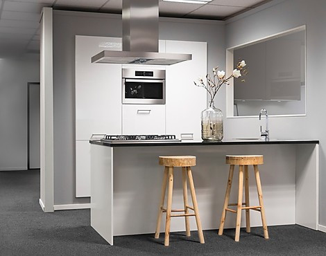 Witte hoogglans eilandkeuken met Whirlpool apparatuur - IP3050 Hoogglans wit
