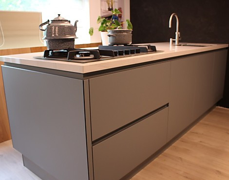 Eiland + apparatuur wand in de kleur staalgrijs met keramiek werkblad - Staalgrijs