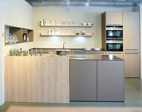 Woonkeuken met eiland in muskaat mat met houten details - SE800 8LM (Koje 33 KH)