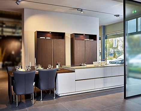 Stijlvolle keuken in lotuswit en eiken grafiet - Pure S2L + S2H (Koje 52 KL)