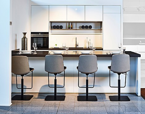 Eilandkeuken in kristalwitte hoogglanslak met zitgelegenheid - GAL L091 met Silestone Marengo werkblad (Koje 111 KL)