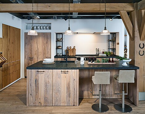 Moderne landhuiskeuken in robuust balkeneiken - UNIKAT by Ekelhoff - Handgemaakte keuken in balkeneiken (Koje 51 KH)