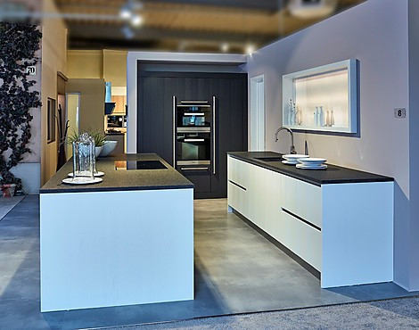 Eilandkeuken met 3D gelakte houten fronten in wit en basalt - KH-Systemmöbel 59 (Koje 8 KL)