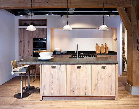 Romantische keuken met eiland en standoven - Ekelhoff Manufaktur Pure Wood, Balkeneiken echthoutfineer (Koje 51 KH)