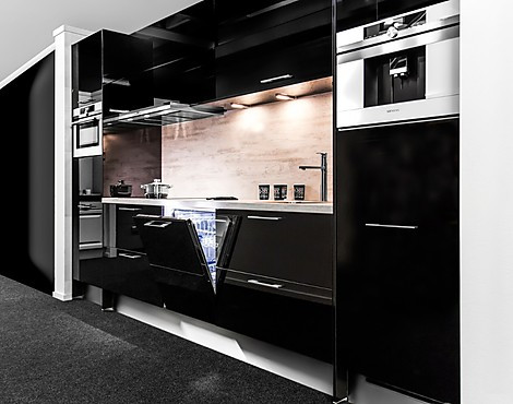 Focus Black - Hoogglans zwarte keuken met Siemens apparatuur
