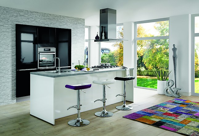 Moderne Keukens Wit: Moderne minimalistische keuken in wit stock Keuken Schilderen Hoogglans : Moderne Keukens Wit: Moderne minimalistische keuken in wit stock
