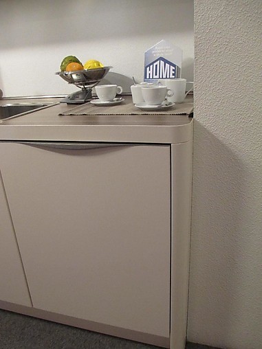 Nolte showroomkeuken strakke magnolia hoogglans keuken in een ...