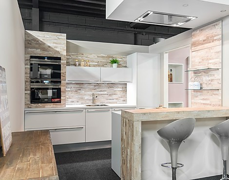 Laser Zijdegrijs - Moderne keuken met semi-kookeiland en Siemens apparatuur