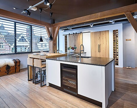 Moderne landhuiskeuken met stoere eiken elementen uit eigen werkplaats - Siena in kristalwitte matlak en robuust balkeneiken (Koje 56 KH)