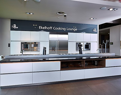 Grote functionerende keuken, Ekelhoff Cooking Lounge, met 14 Gaggenau apparaten - Biella Kristalwit satijnlak (Koje 221 KL)