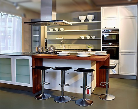 Moderne landelijke keuken met eiland - Cambia (Koje 77, KH)
