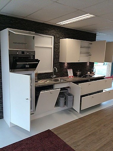 Nobilia showroomkeuken modern landelijk keukenblok in magnolia lak ...