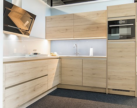 Riva Eiken - Greeploze hoekkeuken in houtmotief met Bosch apparatuur