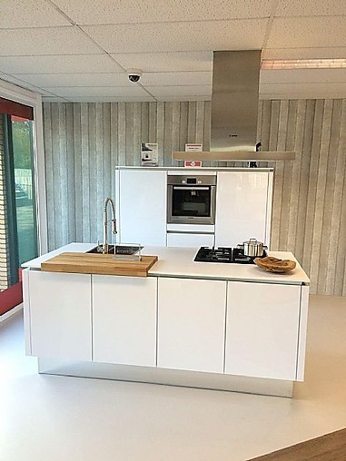 Nobilia showroomkeuken moderne witte hoogglans keuken met ...
