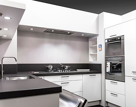 Flair Magnolia 15 - Luxe witte hoekkeuken met composiet werkblad