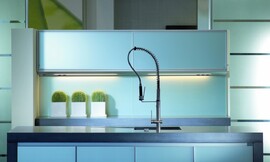 Keuken met lichtblauwe glazen fronten. Gootsteen in aanrechtblad met professionele, uittrekbare keukenmengkraan. Zuordnung: Stil Moderne keukens, Planungsart Detail keukenontwerp