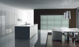 Een interpretatie van moderne behaaglijkheid. Heldere lijnen en tinten en een net oppervlakte met smetloze hoogglans afwerking. Het markante design ontleent deze keuken haar unieke karakter. Zuordnung: Stil Luxe keukens, Planungsart L-vormige keuken