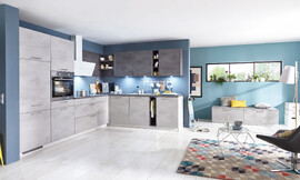 Lichte en donkere keukenfronten in beton-optiek verenigen zich bij deze l-keuken tot een harmonisch geheel. Zuordnung: Stil Moderne keukens, Planungsart L-vormige keuken