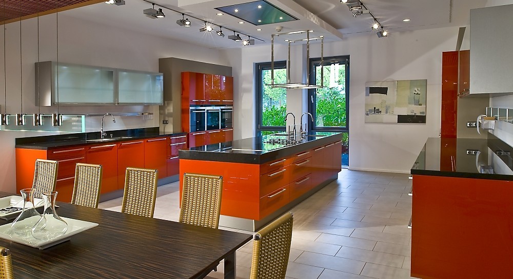 Moderne zwart witte keuken in l vorm