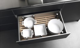 Met behulp van verplaatsbare paaltjes wordt het servies op zijn plaats gehouden. Zuordnung: Stil Design-keukens, Planungsart Keuken met zitgelegenheid