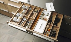 Mooie houten besteklade met handige opbergopties. Zuordnung: Stil Design-keukens, Planungsart Detail keukenontwerp