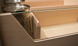 Binnenwerk van licht kristal beuken met glaselementen aan de zijkanten en variabele indeling. Zuordnung: Stil Moderne keukens, Planungsart Binneninrichting van de keuken