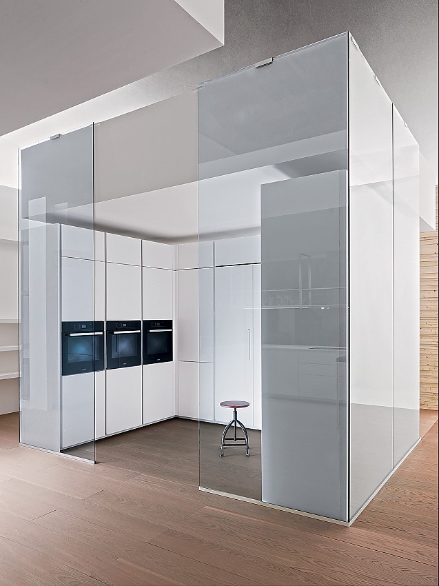 Dit keukenconcept valt op door modern design. Glazen wanden worden gebruikt om de woonruimte in verschillende bereiken te verdelen, zonder aan openheid te verliezen. Zuordnung: Stil Design-keukens, Planungsart Detail keukenontwerp