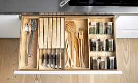 Hier ziet u de geraffineerde houten besteklade met messenblok en kruidenafdeling uit de design keuken b1. Nette kruidenpotten altijd binnen handbereik, en uw messen liggen beschermd en veilig opgeborgen. Zuordnung: Stil Design-keukens, Planungsart Open keuken (woonkeuken)