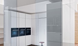 Dit keukenconcept valt op door modern design. Glazen wanden worden gebruikt om de woonruimte in verschillende bereiken te verdelen, zonder aan openheid te verliezen. Zuordnung: Stil Moderne keukens, Planungsart keukenblok