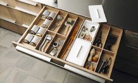 Mooie houten besteklade met handige opbergopties. Zuordnung: Stil Design-keukens, Planungsart Keuken met zitgelegenheid