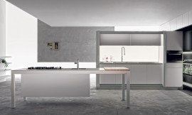 Hier ziet u de combinatie van het keukeneiland Banco met het keukendeel Tivalì. Rechtlijnigheid, licht grijs, subtiel gebruik van hout. Greeploze fronten sieren deze design keuken. Zuordnung: Stil Luxe keukens, Planungsart keukenblok