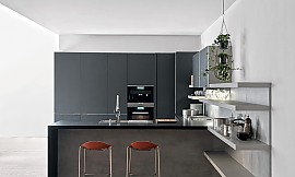Moderne keuken. Detailfoto van zitgelegenheid aan buffet en open kast (rechts) tegen lichtgrijze achterwand. Zuordnung: Stil Design-keukens, Planungsart Open keuken (woonkeuken)